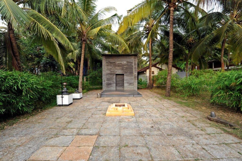 The temple and havan kund under the coconut palms, Raht Aashyana Lakhanpal, Candolim, Goa